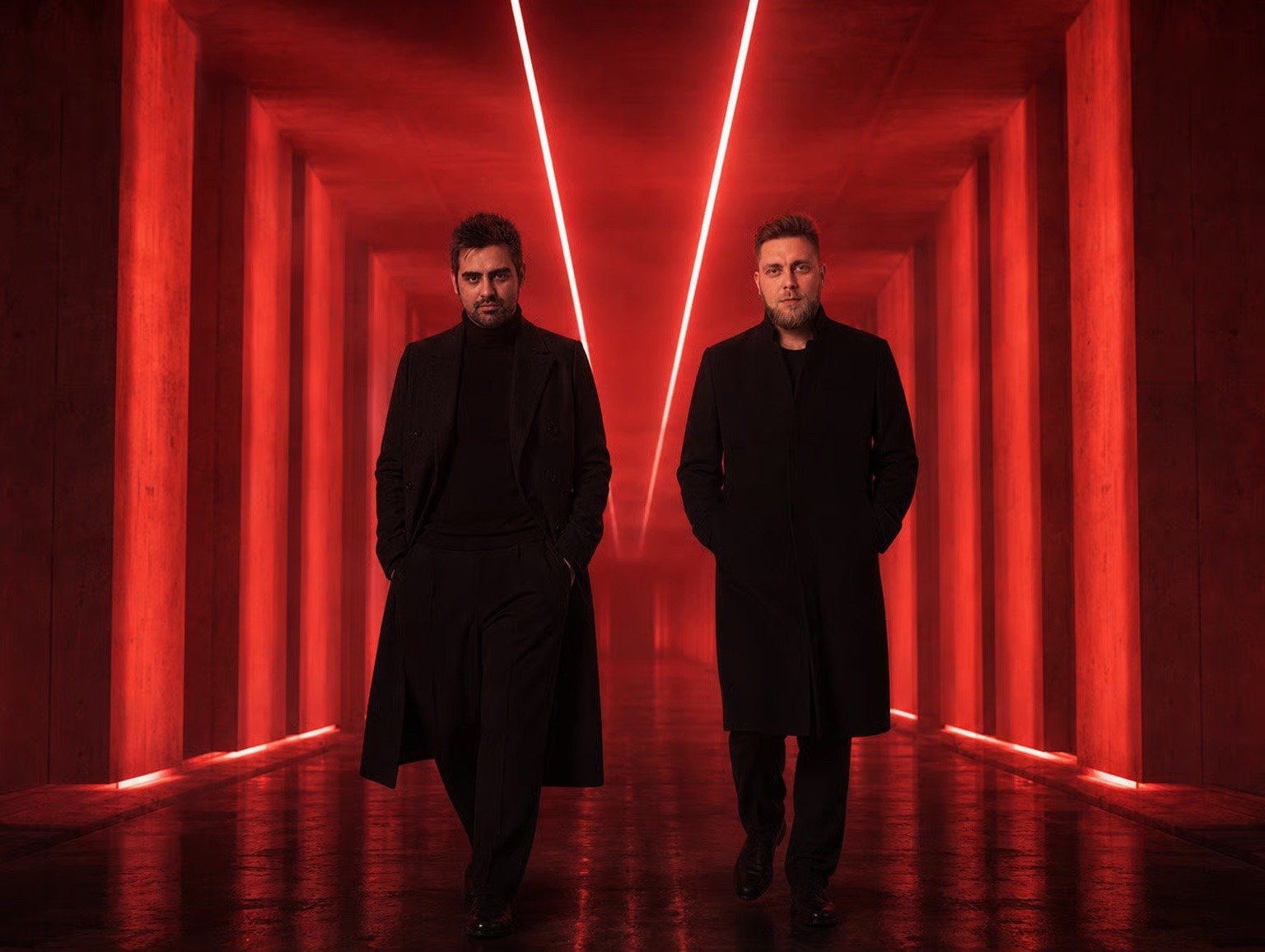 aprio dans un corridor rouge
